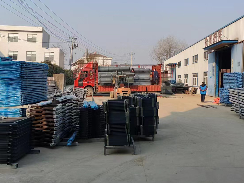 金用護(hù)欄2022年12月27日鋅鋼連廊欄桿裝車發(fā)貨！