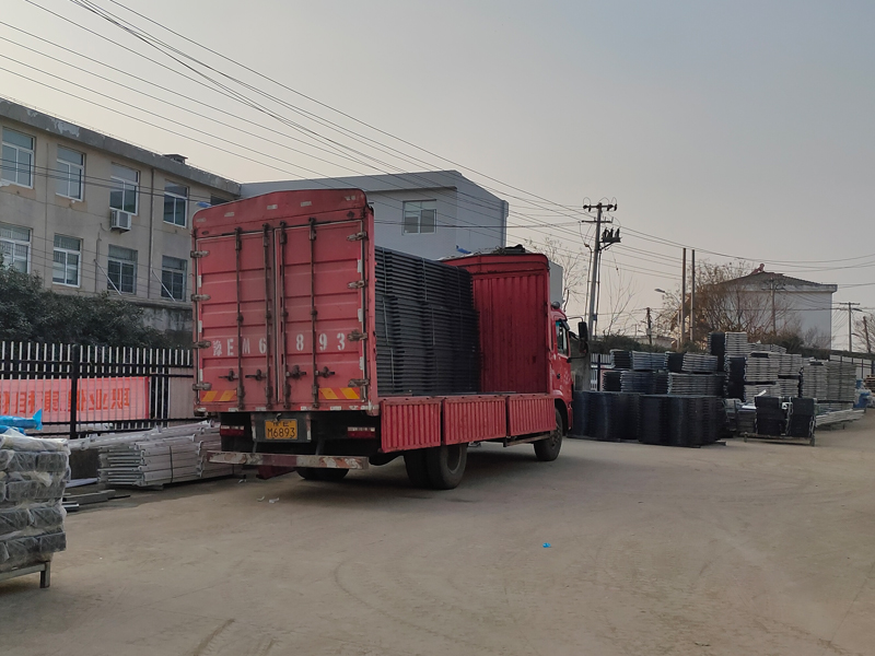 金用護欄2023年1月3日鋅鋼連廊欄桿裝車發貨！