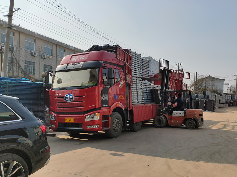 金用護(hù)欄2023年2月20日鋅鋼陽臺欄桿裝車發(fā)貨！