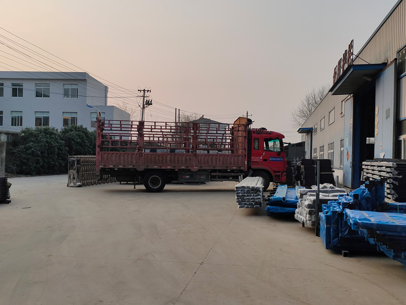 金用護欄2023年3月1日鋅鋼護窗欄桿裝車發貨！