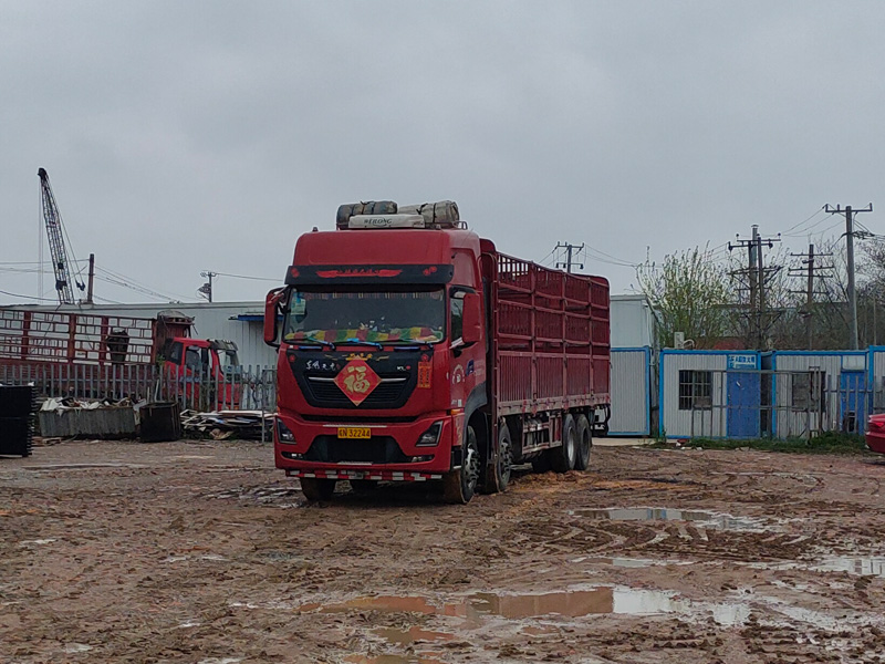 金用護(hù)欄2023年4月4日鋅鋼連廊欄桿裝車發(fā)貨！