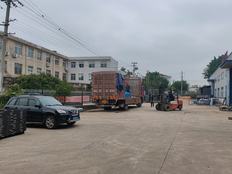 金用護(hù)欄2023年5月6日鋅鋼飄窗欄桿裝車發(fā)貨! 金用護(hù)欄2023年5月6日鋅鋼飄窗欄桿裝車發(fā)貨!