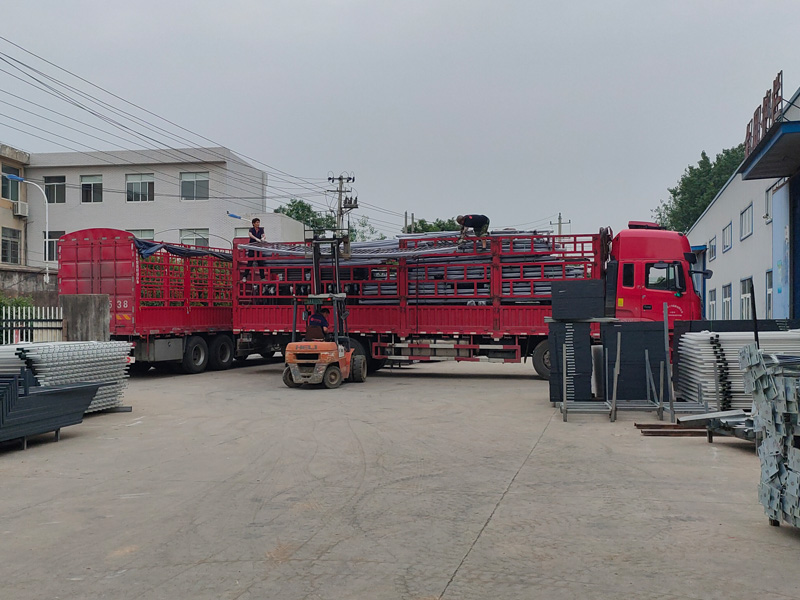 2023年6月2日鋅鋼玻璃護(hù)欄裝車發(fā)貨! 2023年6月2日鋅鋼玻璃護(hù)欄裝車發(fā)貨!