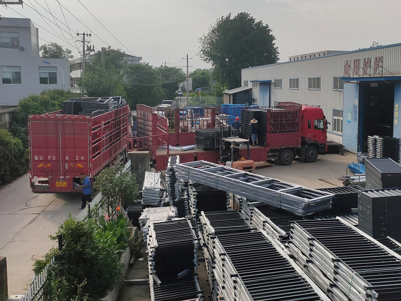 2023年7月3日鋁合金百葉窗裝車發(fā)貨！