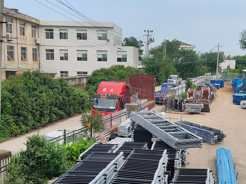 2023年7月8日鋅鋼玻璃護(hù)欄裝車發(fā)貨! 2023年7月8日鋅鋼玻璃護(hù)欄裝車發(fā)貨!