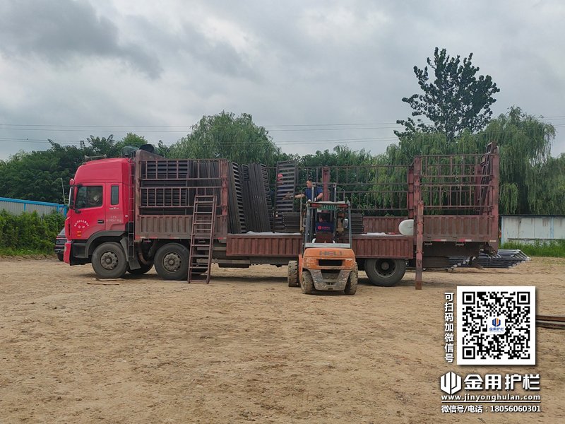 2023年7月31日鋁合金百葉窗裝車發貨！