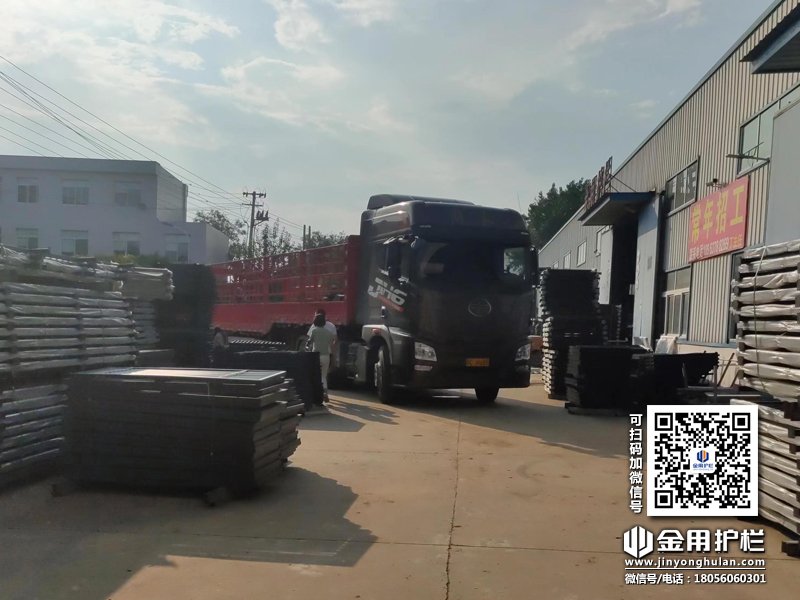 2023年8月4日鋅鋼連廊欄桿裝車發(fā)貨！