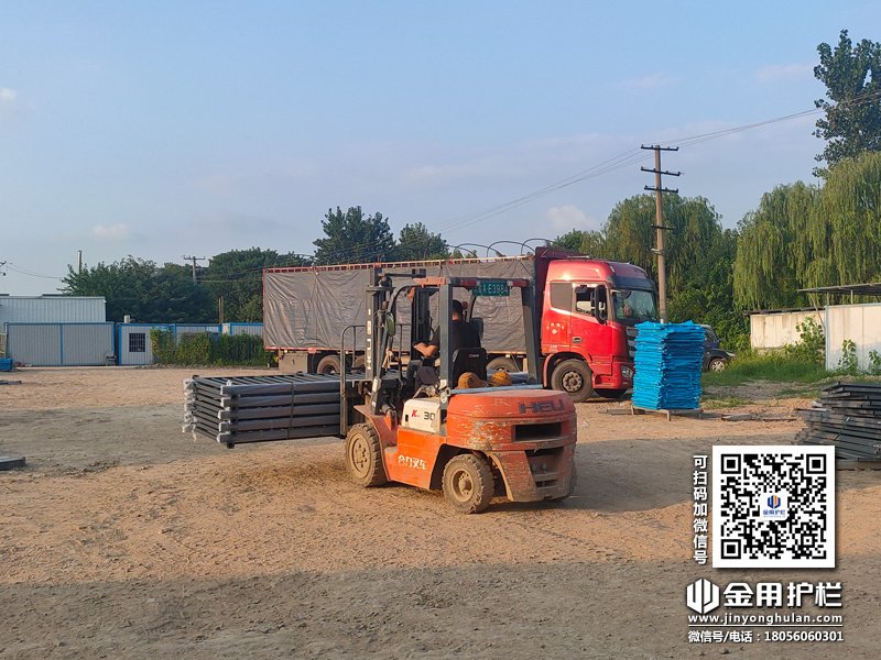 2023年8月11日鋅鋼連廊欄桿裝車發貨！