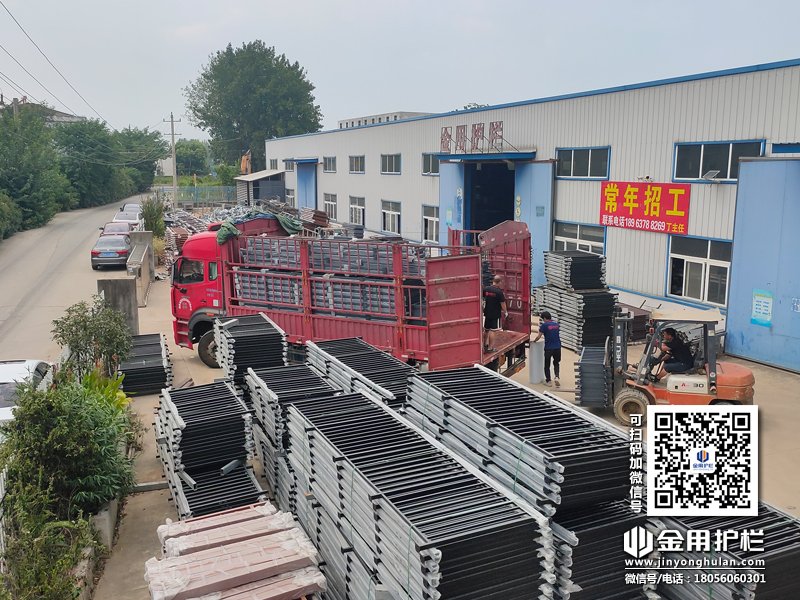 2023年8月17日鋅鋼玻璃欄桿裝車(chē)發(fā)貨！