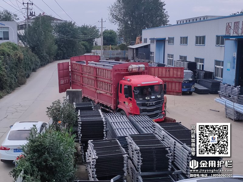 2023年10月10日鋅鋼連廊護欄裝車發貨！