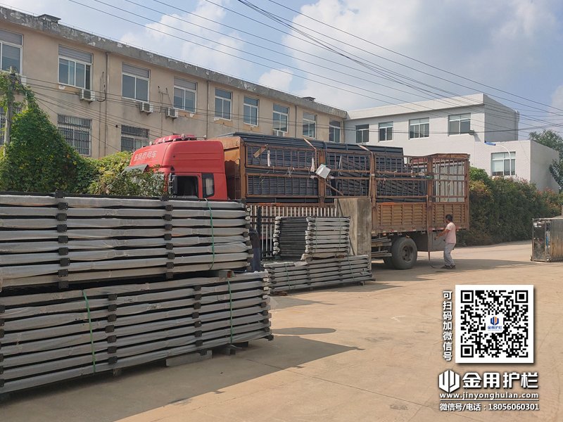 2023年10月12日鋅鋼百葉窗裝車發(fā)貨！