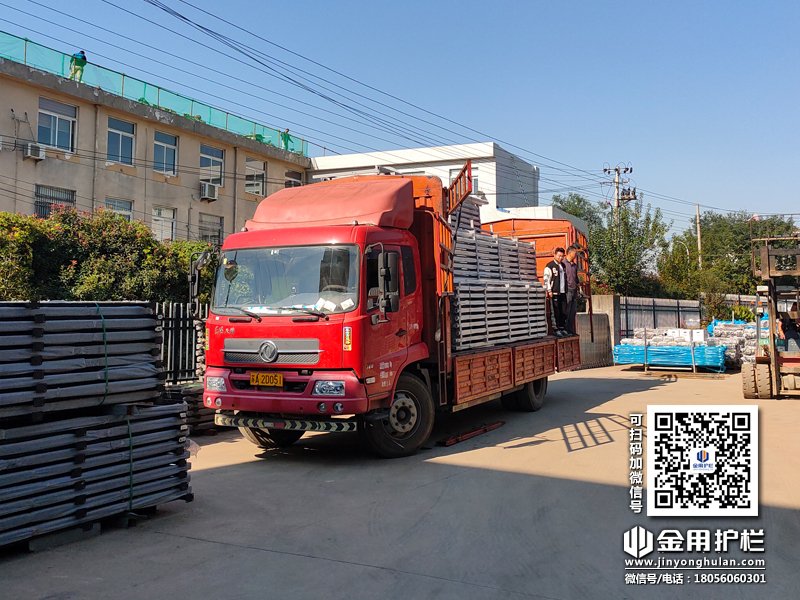 2023年10月24日鋅鋼玻璃欄桿裝車發貨！