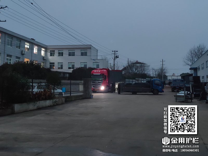 2023年12月15日鋅鋼連廊欄桿裝車發貨! 2023年12月15日鋅鋼連廊欄桿裝車發貨!