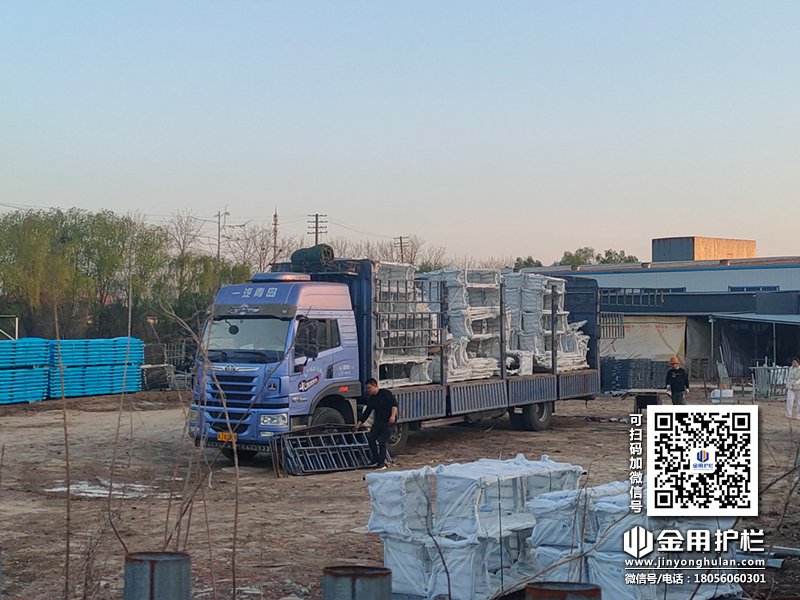 2024年4月3日鋅鋼空調(diào)護欄裝車發(fā)貨! 2024年4月3日鋅鋼空調(diào)護欄裝車發(fā)貨!