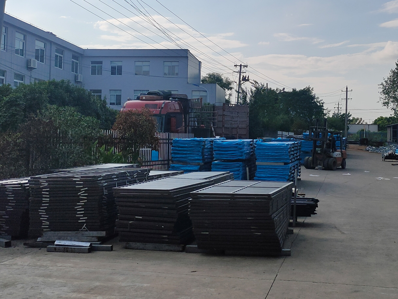 2024年8月31日鋅鋼欄桿百葉裝車(chē)發(fā)貨！