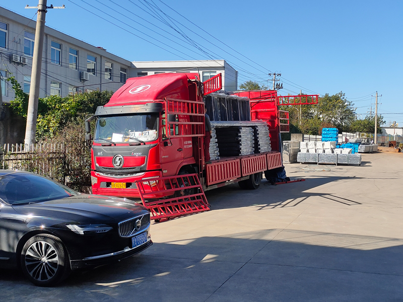 2024年11月30日鋅鋼玻璃護欄裝車發貨！