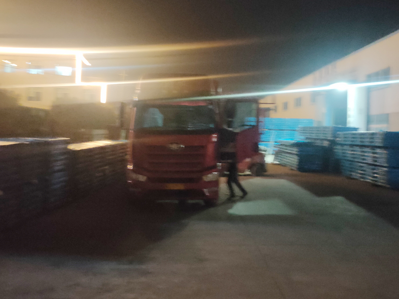 2024年12月20日鋅鋼百葉窗裝車(chē)發(fā)貨！