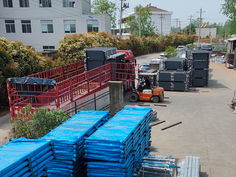 2025年4月19日鋅鋼圍墻護欄裝車發貨! 2025年4月19日鋅鋼圍墻護欄裝車發貨!